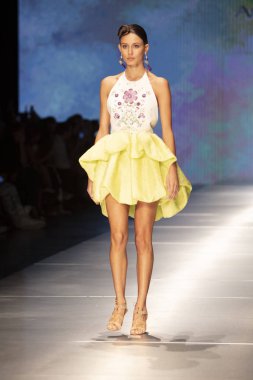 3 Haziran 2018'de Miami'deki Ice Palace'da düzenlenen Angel Sanchez Fashion Show Resort 2018 Koleksiyonu'nda bir manken podyumda yürüyor.