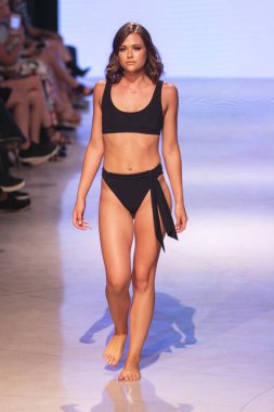 13 Temmuz'da Miami Beach'te düzenlenen Art Hearts Fashion Swim 2019 defilesinde Honey Bee Swim Summer koleksiyonu 2018 defilesinde bir manken podyumda yürüyor.