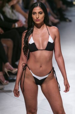 13 Temmuz'da Miami Beach'te düzenlenen Art Hearts Fashion Swim 2019 defilesinde Honey Bee Swim Summer koleksiyonu 2018 defilesinde bir manken podyumda yürüyor.