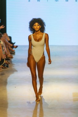 13 Temmuz'da Miami Beach'te düzenlenen Art Hearts Fashion Swim 2019 defilesinde Honey Bee Swim Summer koleksiyonu 2018 defilesinde bir manken podyumda yürüyor.