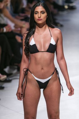 13 Temmuz'da Miami Beach'te düzenlenen Art Hearts Fashion Swim 2019 defilesinde Honey Bee Swim Summer koleksiyonu 2018 defilesinde bir manken podyumda yürüyor.