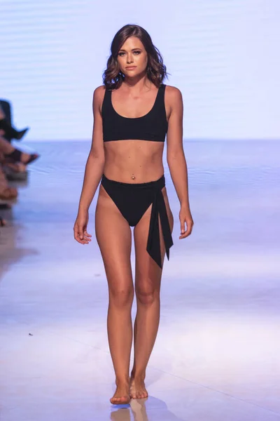 Una Modelo Camina Por Pasarela Para Colección Honey Bee Swim — Foto de Stock