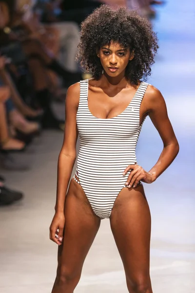 Model Walks Runway Honey Bee Swim Summer Collection 2018 Fashion — Stock Photo, Image