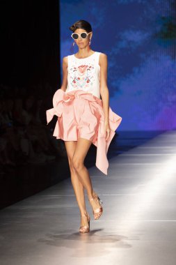 3 Haziran 2018'de Miami'deki Ice Palace'da düzenlenen Angel Sanchez Fashion Show Resort 2018 Koleksiyonu'nda bir manken podyumda yürüyor. 