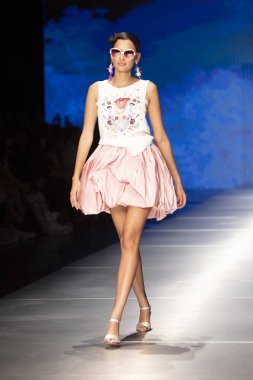 3 Haziran 2018'de Miami'deki Ice Palace'da düzenlenen Angel Sanchez Fashion Show Resort 2018 Koleksiyonu'nda bir manken podyumda yürüyor. 