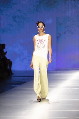 3 Haziran 2018'de Miami'deki Ice Palace'da düzenlenen Angel Sanchez Fashion Show Resort 2018 Koleksiyonu'nda bir manken podyumda yürüyor. 