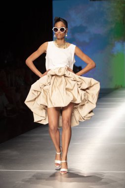 3 Haziran 2018'de Miami'deki Ice Palace'da düzenlenen Angel Sanchez Fashion Show Resort 2018 Koleksiyonu'nda bir manken podyumda yürüyor. 