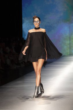 3 Haziran 2018'de Miami'deki Ice Palace'da düzenlenen Angel Sanchez Fashion Show Resort 2018 Koleksiyonu'nda bir manken podyumda yürüyor. 