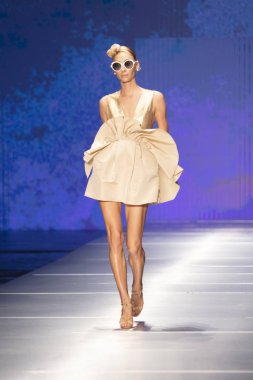 3 Haziran 2018'de Miami'deki Ice Palace'da düzenlenen Angel Sanchez Fashion Show Resort 2018 Koleksiyonu'nda bir manken podyumda yürüyor. 