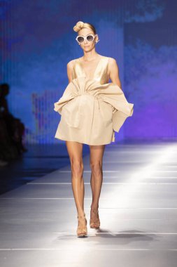 3 Haziran 2018'de Miami'deki Ice Palace'da düzenlenen Angel Sanchez Fashion Show Resort 2018 Koleksiyonu'nda bir manken podyumda yürüyor. 