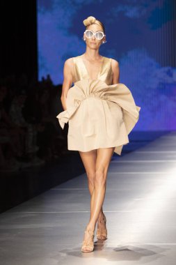 3 Haziran 2018'de Miami'deki Ice Palace'da düzenlenen Angel Sanchez Fashion Show Resort 2018 Koleksiyonu'nda bir manken podyumda yürüyor. 