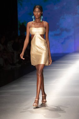 3 Haziran 2018'de Miami'deki Ice Palace'da düzenlenen Angel Sanchez Fashion Show Resort 2018 Koleksiyonu'nda bir manken podyumda yürüyor. 