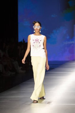 3 Haziran 2018'de Miami'deki Ice Palace'da düzenlenen Angel Sanchez Fashion Show Resort 2018 Koleksiyonu'nda bir manken podyumda yürüyor. 