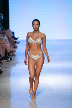 13 Temmuz'da Miami Beach'te düzenlenen Art Hearts Fashion Swim 2019 defilesinde Honey Bee Swim Summer koleksiyonu 2018 defilesinde bir manken podyumda yürüyor.