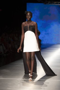 3 Haziran 2018'de Miami'deki Ice Palace'da düzenlenen Angel Sanchez Fashion Show Resort 2018 Koleksiyonu'nda bir manken podyumda yürüyor.