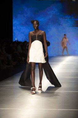 3 Haziran 2018'de Miami'deki Ice Palace'da düzenlenen Angel Sanchez Fashion Show Resort 2018 Koleksiyonu'nda bir manken podyumda yürüyor.