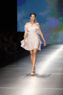 3 Haziran 2018'de Miami'deki Ice Palace'da düzenlenen Angel Sanchez Fashion Show Resort 2018 Koleksiyonu'nda bir manken podyumda yürüyor.