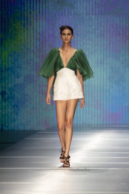 3 Haziran 2018'de Miami'deki Ice Palace'da düzenlenen Angel Sanchez Fashion Show Resort 2018 Koleksiyonu'nda bir manken podyumda yürüyor.