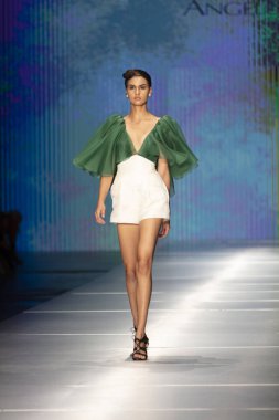 3 Haziran 2018'de Miami'deki Ice Palace'da düzenlenen Angel Sanchez Fashion Show Resort 2018 Koleksiyonu'nda bir manken podyumda yürüyor.