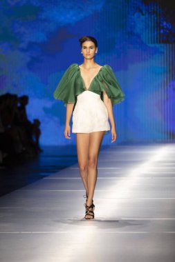 3 Haziran 2018'de Miami'deki Ice Palace'da düzenlenen Angel Sanchez Fashion Show Resort 2018 Koleksiyonu'nda bir manken podyumda yürüyor.