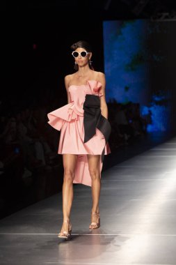 3 Haziran 2018'de Miami'deki Ice Palace'da düzenlenen Angel Sanchez Fashion Show Resort 2018 Koleksiyonu'nda bir manken podyumda yürüyor.