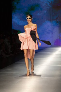 3 Haziran 2018'de Miami'deki Ice Palace'da düzenlenen Angel Sanchez Fashion Show Resort 2018 Koleksiyonu'nda bir manken podyumda yürüyor.