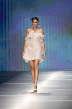 3 Haziran 2018'de Miami'deki Ice Palace'da düzenlenen Angel Sanchez Fashion Show Resort 2018 Koleksiyonu'nda bir manken podyumda yürüyor.