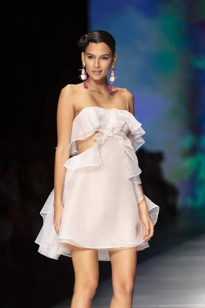 Modelo Caminha Pista Durante Coleção Angel Sanchez Fashion Show Resort — Fotografia de Stock