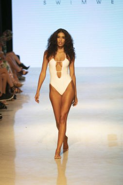 13 Temmuz'da Miami Beach'te düzenlenen Art Hearts Fashion Swim 2019 defilesinde Honey Bee Swim Summer koleksiyonu 2018 defilesinde bir manken podyumda yürüyor.