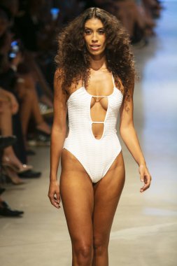 13 Temmuz'da Miami Beach'te düzenlenen Art Hearts Fashion Swim 2019 defilesinde Honey Bee Swim Summer koleksiyonu 2018 defilesinde bir manken podyumda yürüyor.