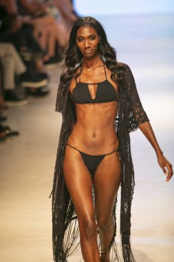 13 Temmuz'da Miami Beach'te düzenlenen Art Hearts Fashion Swim 2019 defilesinde Honey Bee Swim Summer koleksiyonu 2018 defilesinde bir manken podyumda yürüyor.