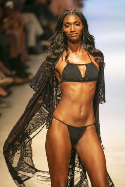 13 Temmuz'da Miami Beach'te düzenlenen Art Hearts Fashion Swim 2019 defilesinde Honey Bee Swim Summer koleksiyonu 2018 defilesinde bir manken podyumda yürüyor.