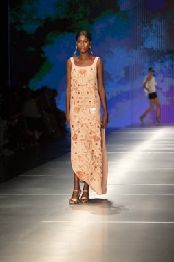 3 Haziran 2018'de Miami'deki Ice Palace'da düzenlenen Angel Sanchez Fashion Show Resort 2018 Koleksiyonu'nda bir manken podyumda yürüyor.