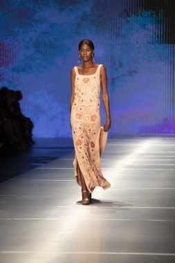 3 Haziran 2018'de Miami'deki Ice Palace'da düzenlenen Angel Sanchez Fashion Show Resort 2018 Koleksiyonu'nda bir manken podyumda yürüyor.