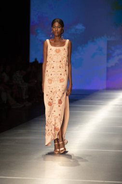 3 Haziran 2018'de Miami'deki Ice Palace'da düzenlenen Angel Sanchez Fashion Show Resort 2018 Koleksiyonu'nda bir manken podyumda yürüyor.