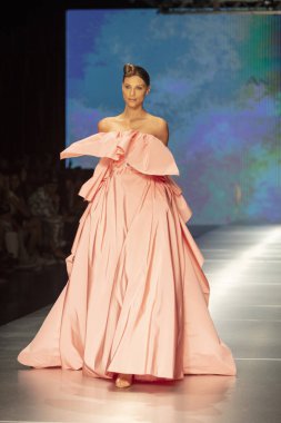 3 Haziran 2018'de Miami'deki Ice Palace'da düzenlenen Angel Sanchez Fashion Show Resort 2018 Koleksiyonu'nda bir manken podyumda yürüyor.