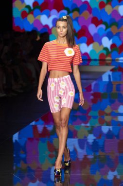 Bir model Miami Moda Haftası sırasında Agatha Ruiz de la Prada Fashion Show Resort Collection için pist yürüyor 2019 Miami Ice Palace, Florida, Mayıs'ta 30th, 2019