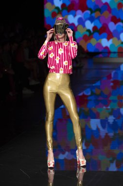 Bir model Miami Moda Haftası sırasında Agatha Ruiz de la Prada Fashion Show Resort Collection için pist yürüyor 2019 Miami Ice Palace, Florida, Mayıs'ta 30th, 2019