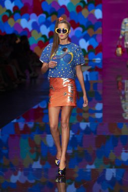 Bir model Miami Moda Haftası sırasında Agatha Ruiz de la Prada Fashion Show Resort Collection için pist yürüyor 2019 Miami Ice Palace, Florida, Mayıs'ta 30th, 2019