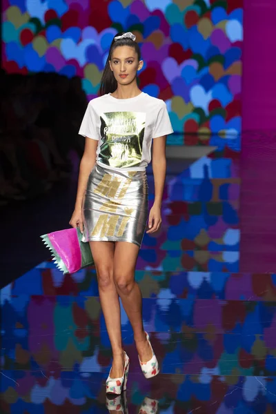 Model Walks Runway Forthe Agatha Ruiz Prada Fashion Show Resort — Stock Photo, Image