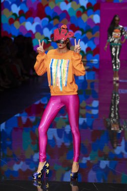 Bir model Miami Moda Haftası sırasında Agatha Ruiz de la Prada Fashion Show Resort Collection için pist yürüyor 2019 Miami Ice Palace, Florida, Mayıs'ta 30th, 2019