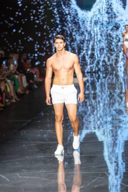 Bir model Miami Moda Haftası sırasında Rene Ruiz Fashion Show Resort Collection için pist yürüyor 2019 Miami Ice Palace, Florida, Mayıs'ta 30th, 2019
