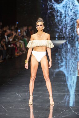 Bir model Miami Moda Haftası sırasında Rene Ruiz Fashion Show Resort Collection için pist yürüyor 2019 Miami Ice Palace, Florida, Mayıs'ta 30th, 2019