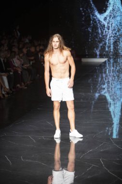 Bir model Miami Moda Haftası sırasında Rene Ruiz Fashion Show Resort Collection için pist yürüyor 2019 Miami Ice Palace, Florida, Mayıs'ta 30th, 2019