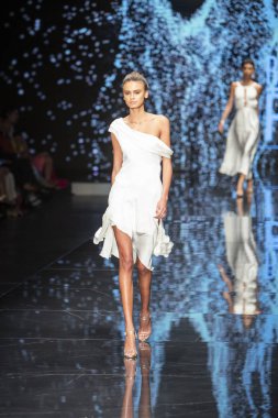 Bir model Miami Moda Haftası sırasında Rene Ruiz Fashion Show Resort Collection için pist yürüyor 2019 Miami Ice Palace, Florida, Mayıs'ta 30th, 2019