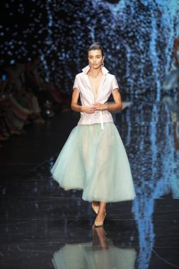 Bir model Miami Moda Haftası sırasında Rene Ruiz Fashion Show Resort Collection için pist yürüyor 2019 Miami Ice Palace, Florida, Mayıs'ta 30th, 2019