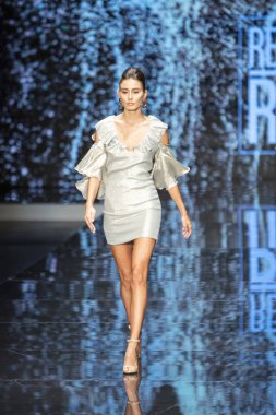 Bir model Miami Moda Haftası sırasında Rene Ruiz Fashion Show Resort Collection için pist yürüyor 2019 Miami Ice Palace, Florida, Mayıs'ta 30th, 2019