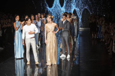 Bir model Miami Moda Haftası sırasında Rene Ruiz Fashion Show Resort Collection için pist yürüyor 2019 Miami Ice Palace, Florida, Mayıs'ta 30th, 2019