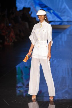 Miami Moda Haftası sırasında Jenny Polanco Fashion Show Resort Collection 2019 için podyumda yürüyen bir model 2Haziran 2019 Miami Ice Palace, Florida,