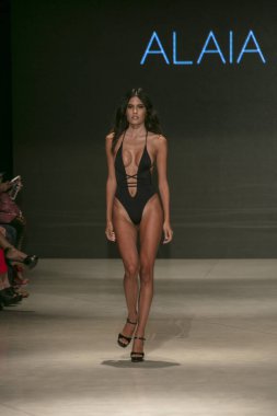 15 Temmuz 2018'de Miami Beach'teki Faena Forum'da düzenlenen Art Hearts Fashion Swim 2018'de mayo tasarımcısı Alaia Eve için podyumda yürüyen bir model